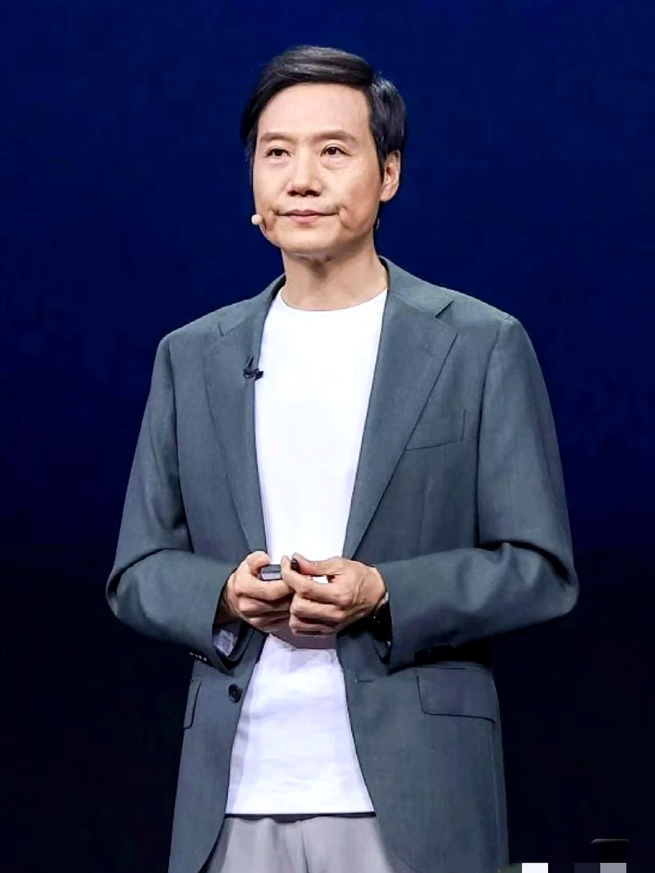 大家发现没有！樊振东刚拿下冠军，他就立刻把庆祝海报投遍了各大商场的大屏幕