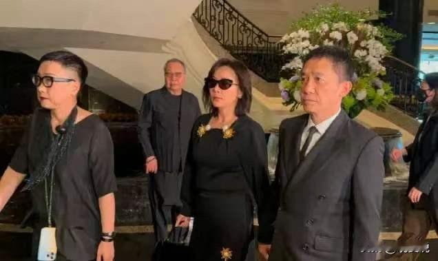 施南生追思会最让人意外的，是这六位：1.洪金宝坐电动轮椅现身。影坛大哥大，