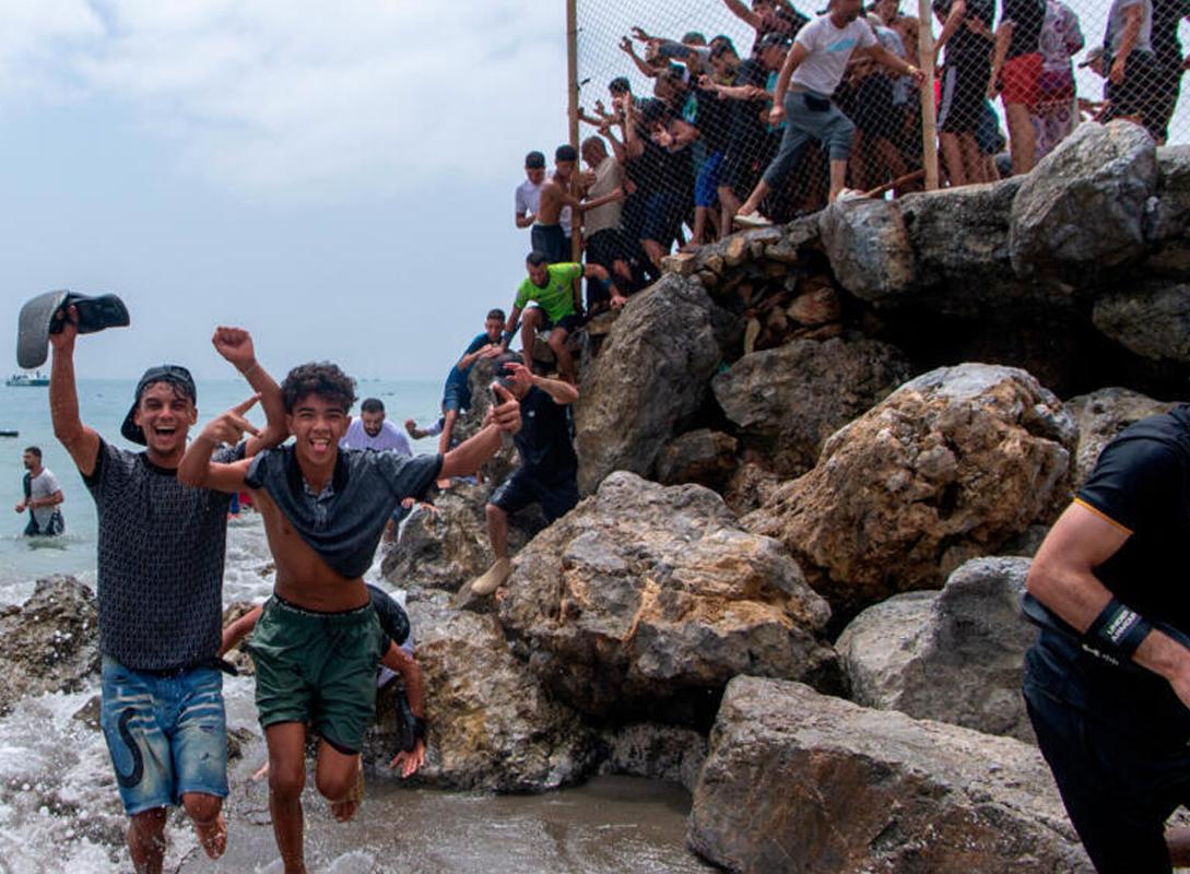 西班牙飞地移民悲剧：飞地休达，一个只有8万人的小城，两天涌进6万移民。72人溺亡
