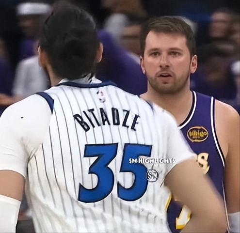 虽迟但到！东契奇领到第16次技犯，下一场对阵活塞将被禁赛一场。从第15次技