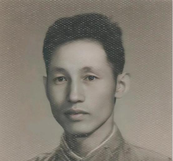 1949年，老红军黄明生返回宁都老家探亲，却四处找不到亲人了，最终，在当地干部的