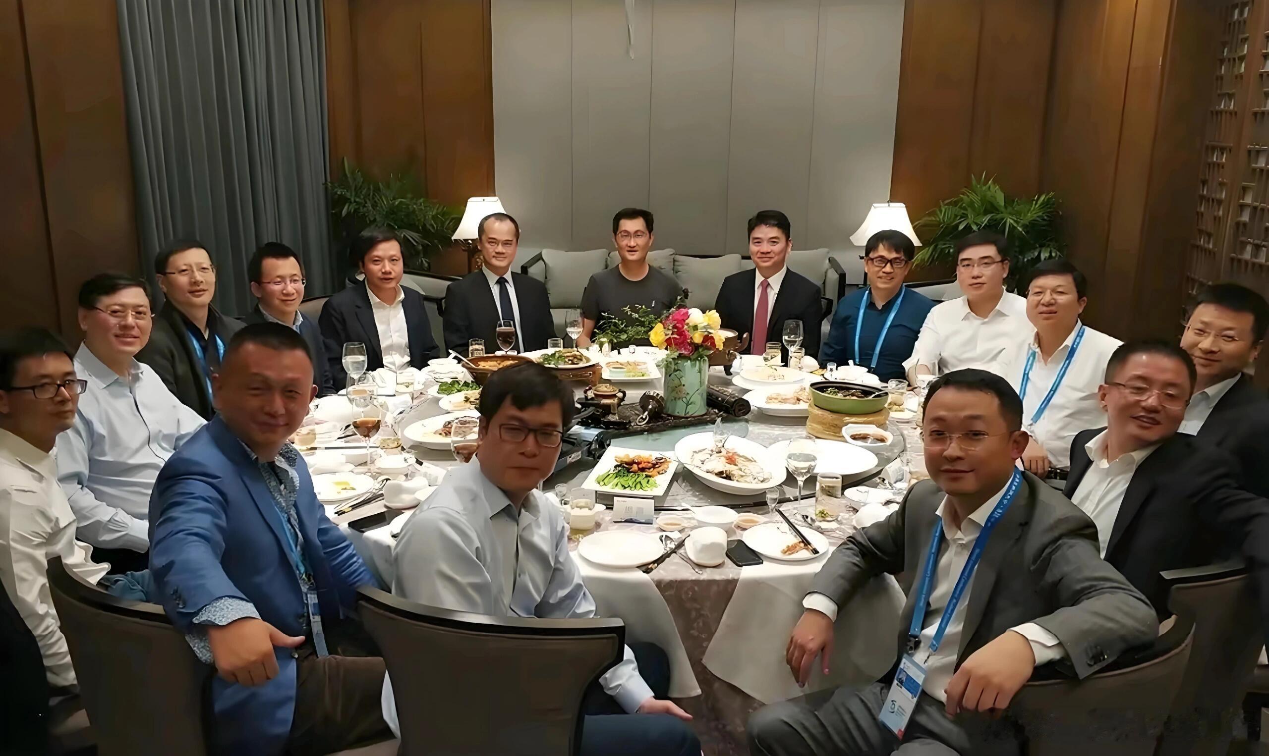 美团京东打成这样，也就主位的马化腾能阻止在当年的乌镇饭局上，马化腾坐在主位，刘强