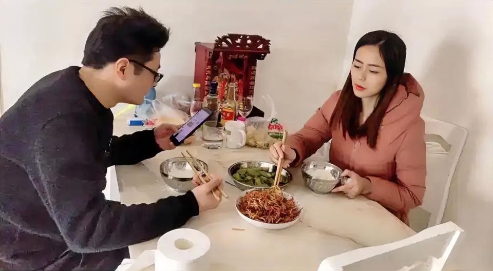 新型婚姻，你能接受吗？有一种二婚形式，叫做拼婚。就是两个离过婚的人，都不想再经