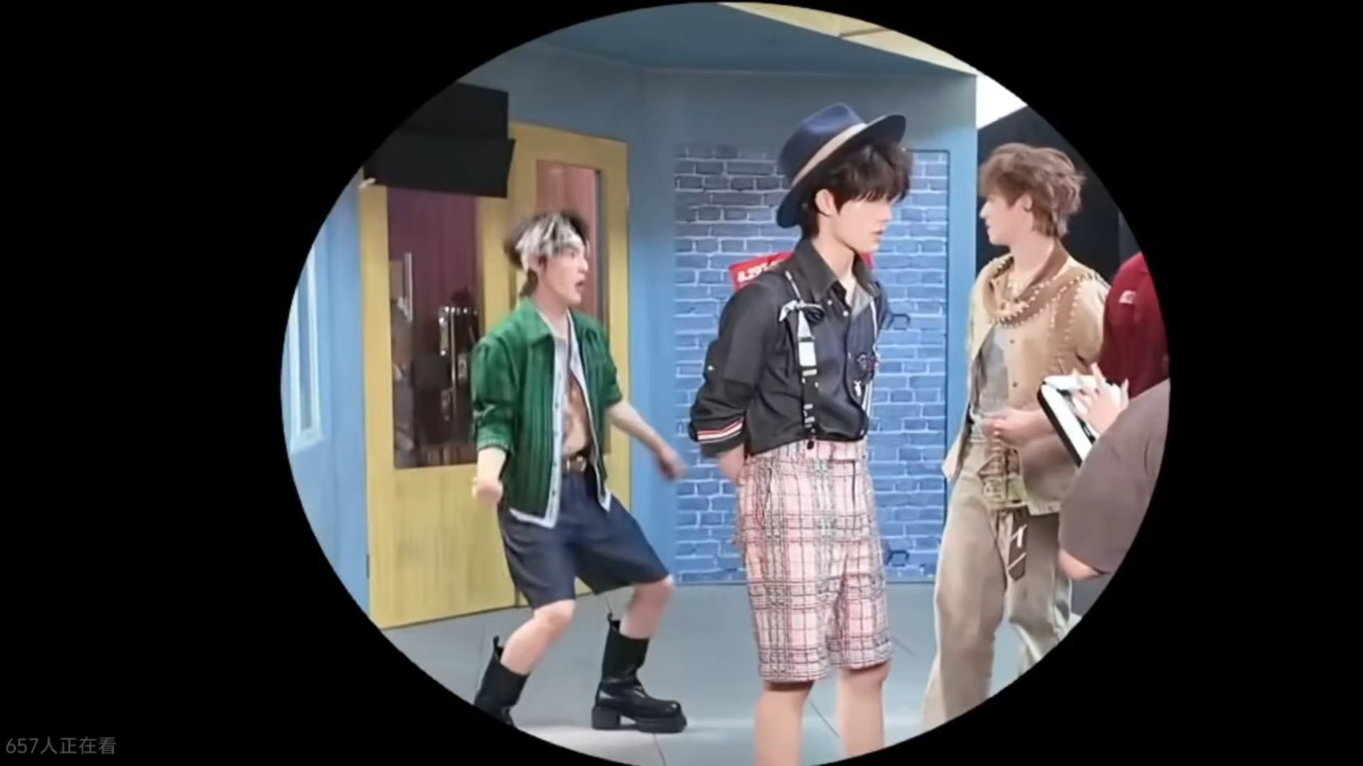我父母刚贴近0.1秒然后镜头就切走了