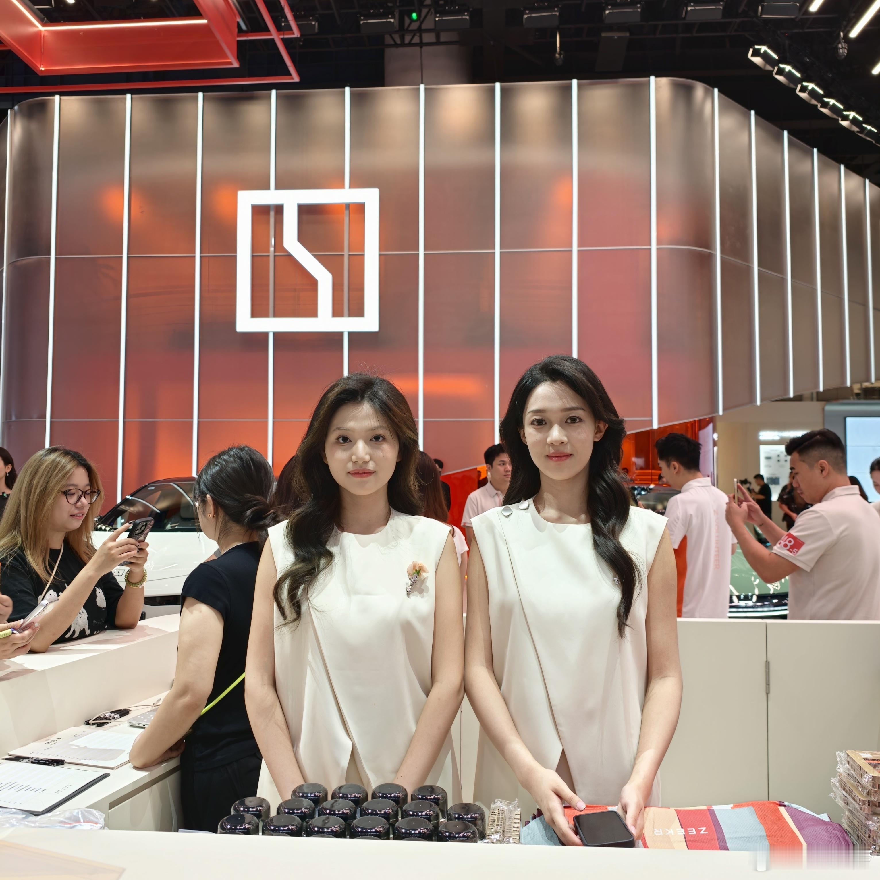 极氪展台小姐姐颜值很高！速来2026成都车展