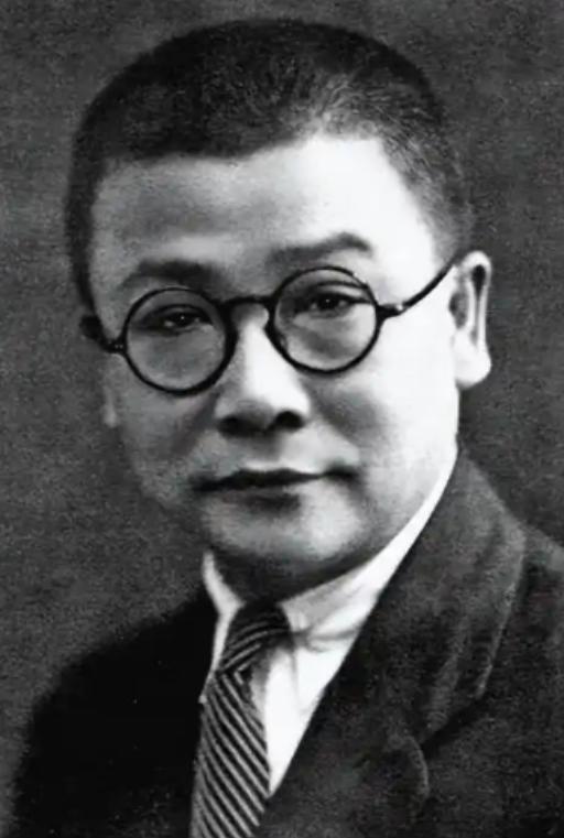 1931年，李克农在一户妇人的窗户下小便，惊动了屋主人，没想到就是这个动作，反而