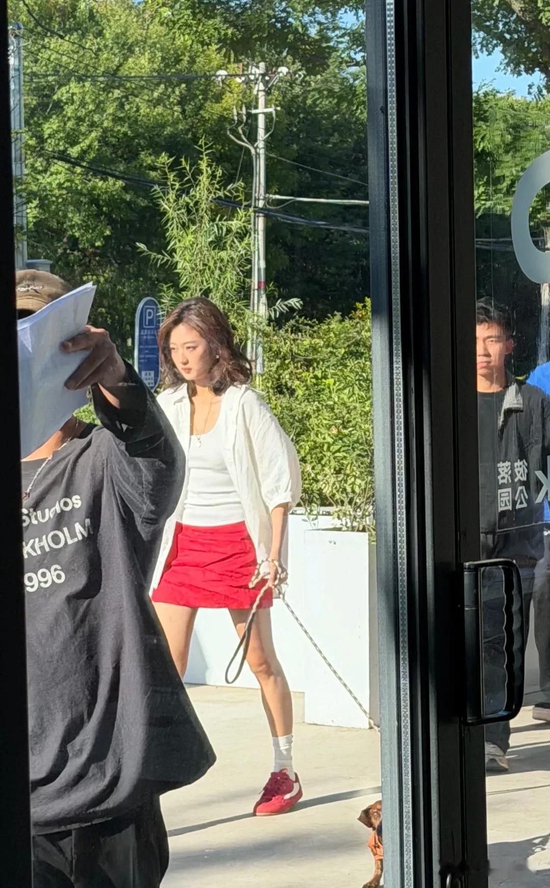 孙千现身北京的一个公园遛狗，这姑娘又美又飒，生图也这么漂亮啊！一头短发披肩的她