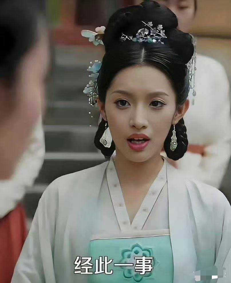 短剧播出没审核吗啊？这也太明显的穿帮了…把手机放在前面都