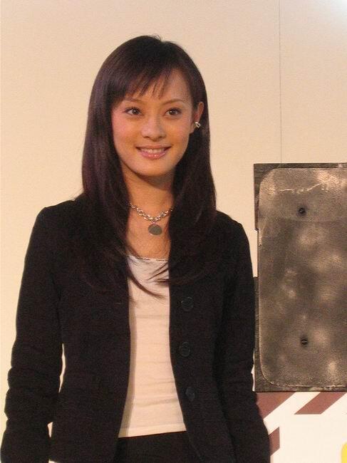 孙俪怎么偷偷美成这样颜值2004年的孙俪出席某品牌代言活动的孙俪，时间是2004