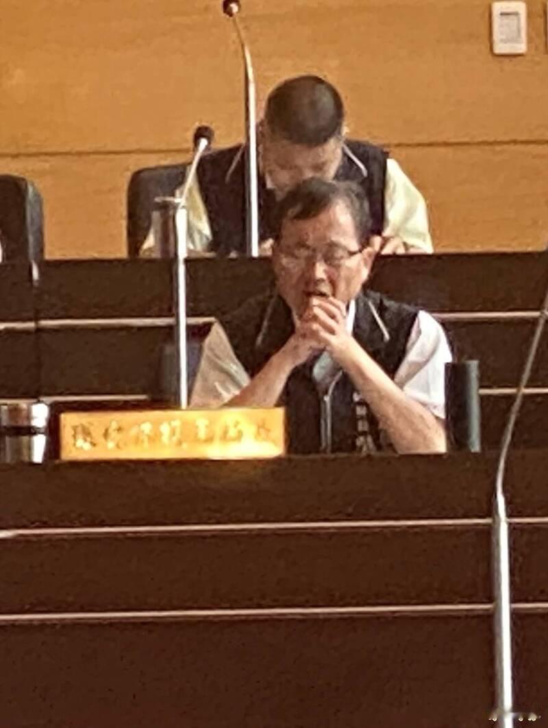 台中市环保局长吴盛忠又在议会出事了。据《自由时报》4月27日台中报道，台中市