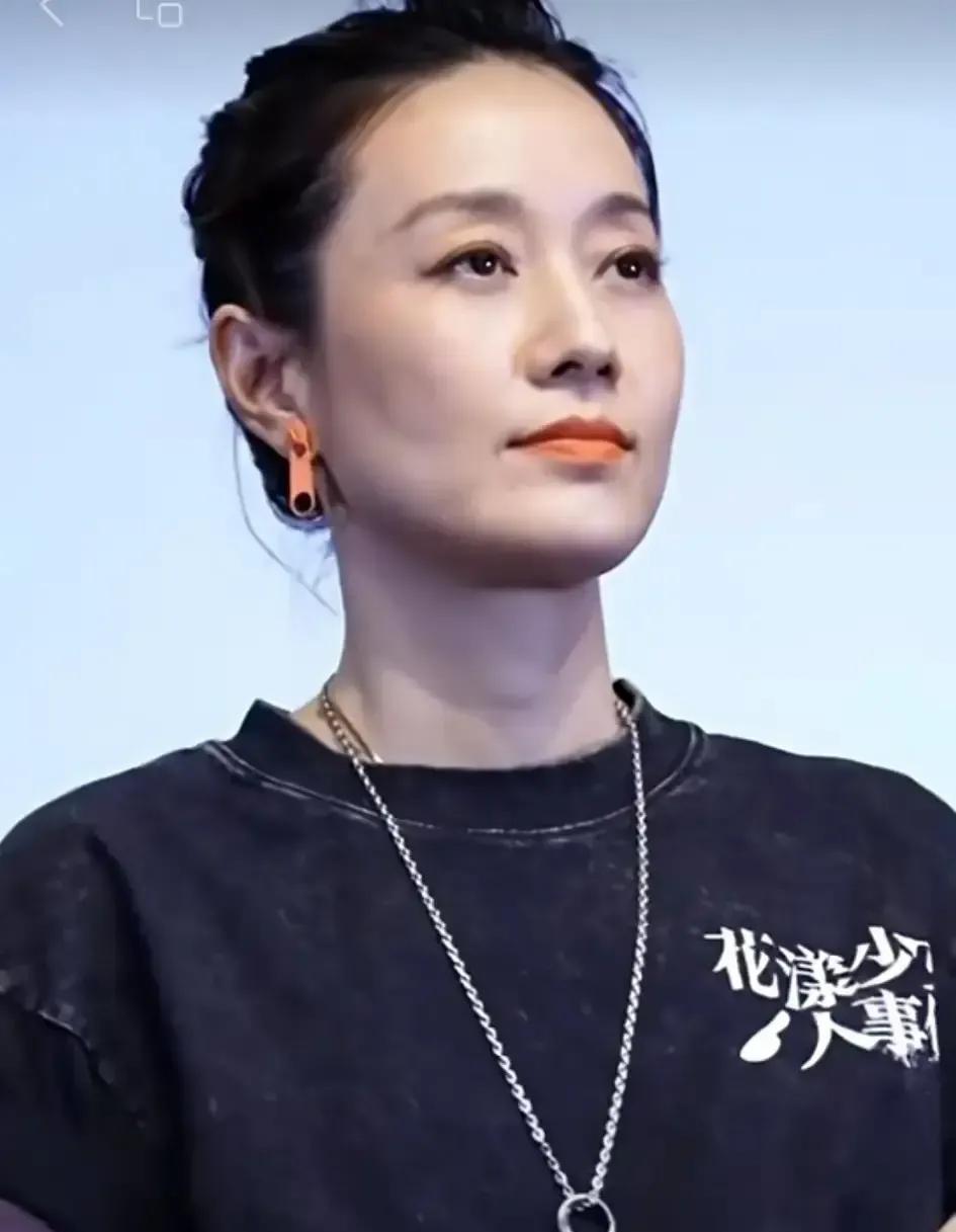 真没想到，离婚6年了，文章演话剧《钟馗嫁妹》，马伊琍居然低调现身观众席捧场！但