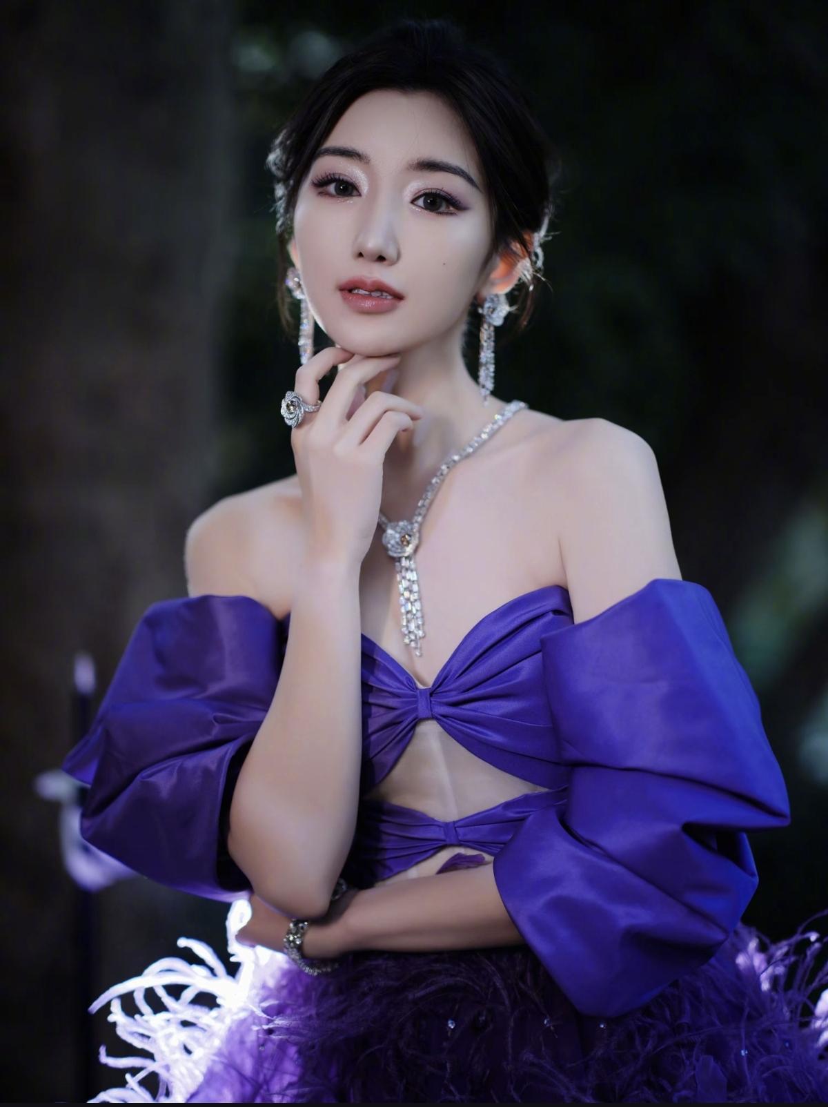  紫调晕染浪漫氛围，羽毛裙摆自带仙气流光，露背杀撞上一字肩的优雅，毛晓彤这造型，