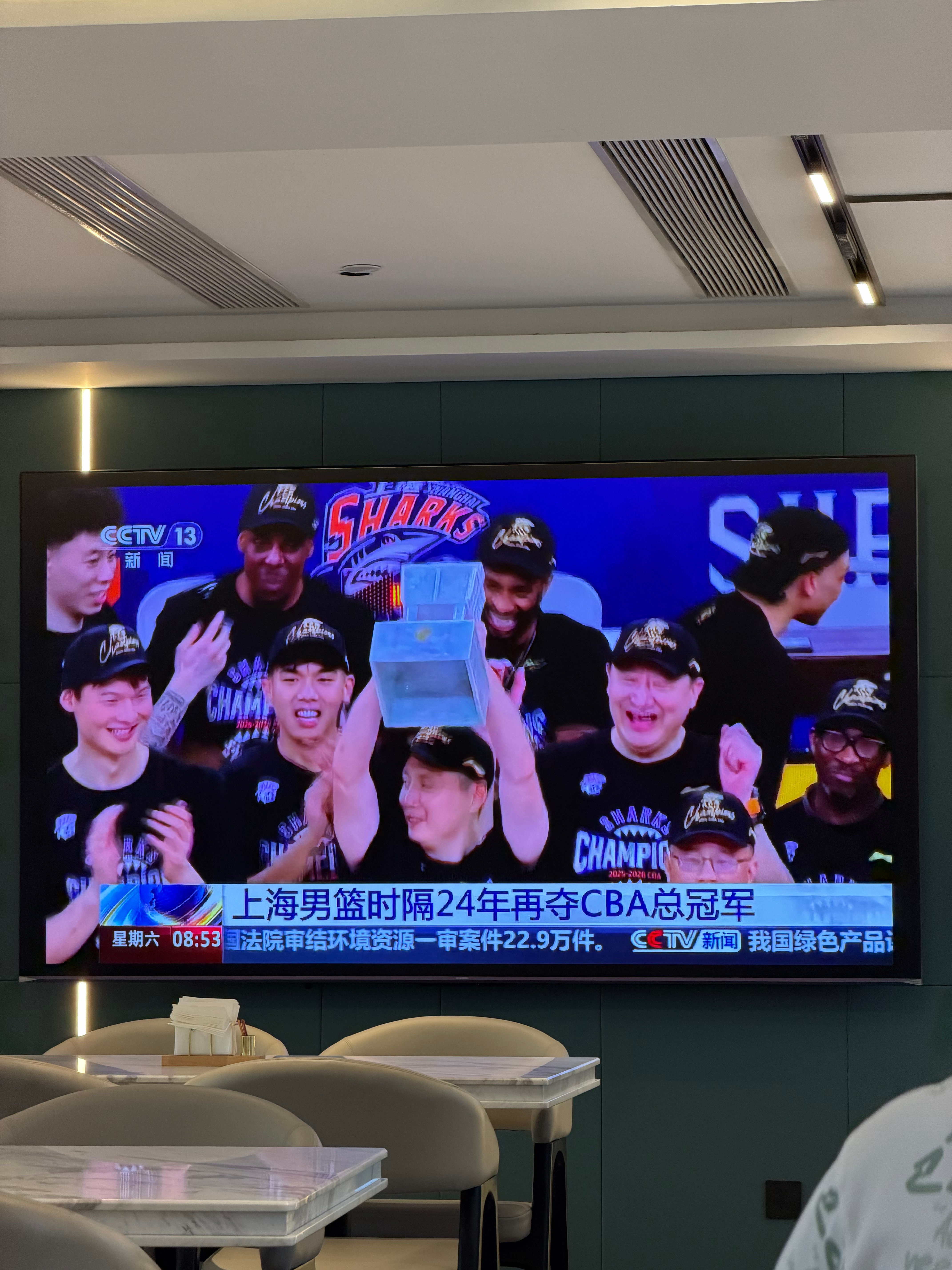 上海媒体报道：“上海男篮本赛季曾有机会引进一名国手，但卢伟主教练因为性格原因拒绝