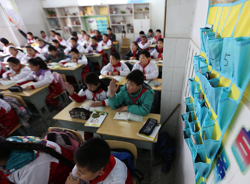 教育部数据，2025年全国小学56人以上大班还有1.53万个。把这些大班拆成25