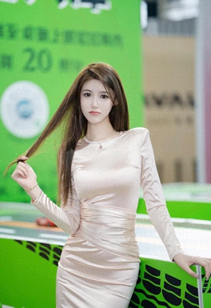 车模界新晋女神小乌苏太美了！