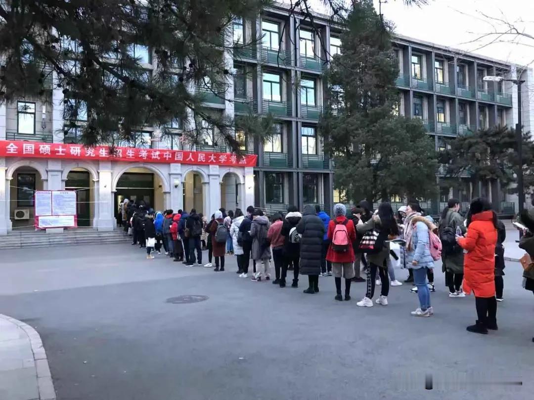 2025考研人数降了，竞争变“挑”了报名的有388万人，比去年少了50万，