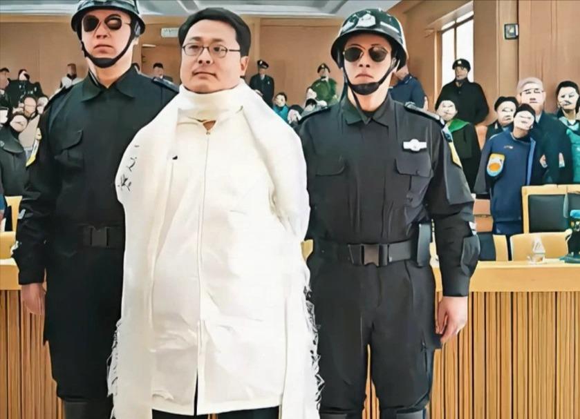 2006年他成为中国第一位被执行注射死刑的富豪，为了活命，他决定将百亿油田捐给国