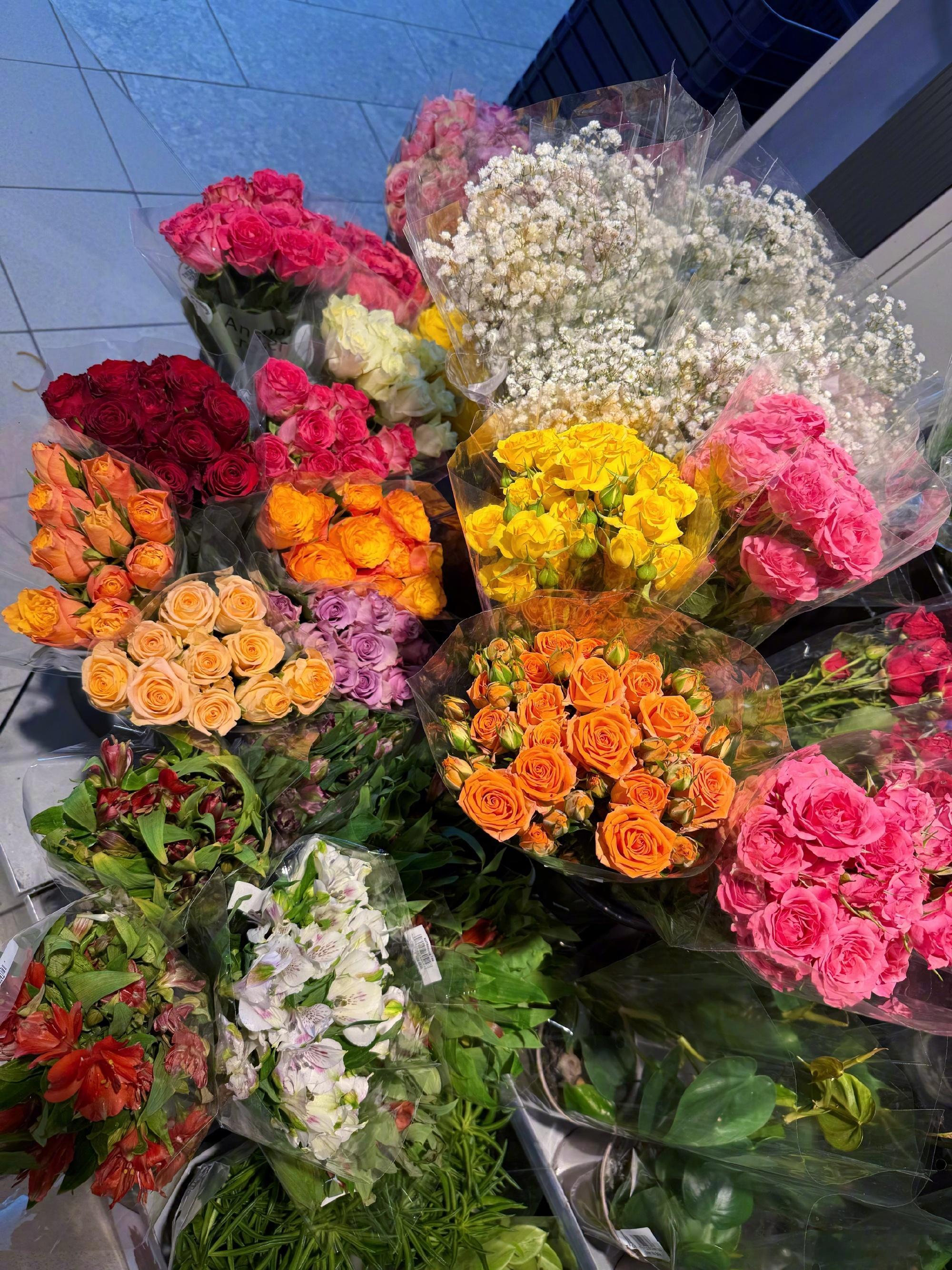 关晓彤自己画的极光合影的挪威18宫格全是亮点！逛超市、买鲜花、做美食，每一件小