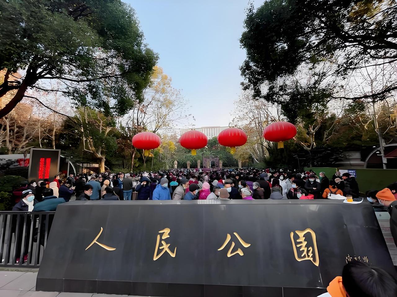 我发现一个令人吃惊的现象，现在被相亲角父母疯抢的，不是海归精英，不是公务员，而是