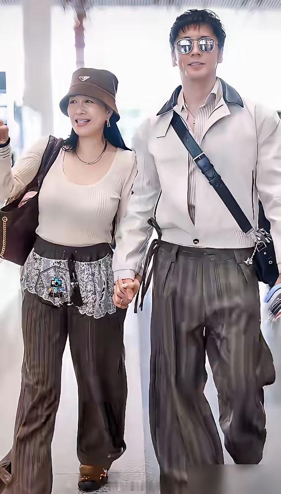 钟丽缇素颜被拍，一群人追着骂像母子，结果张伦硕44岁生日照一出来，全闭嘴了。​骂的人根本就没看时间线