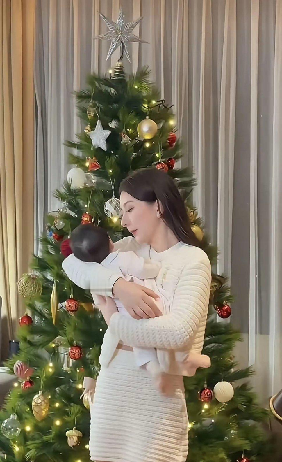 方媛生完三胎后现身家乡，摘下墨镜后的她，明显感觉气血不足，也没以前漂亮了