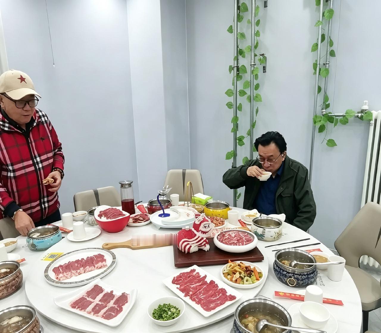 中秋饭局，侯耀华吃完火锅即兴秀书法。当场挥毫写下作品赠予同席好友，一顿饭，一席闲