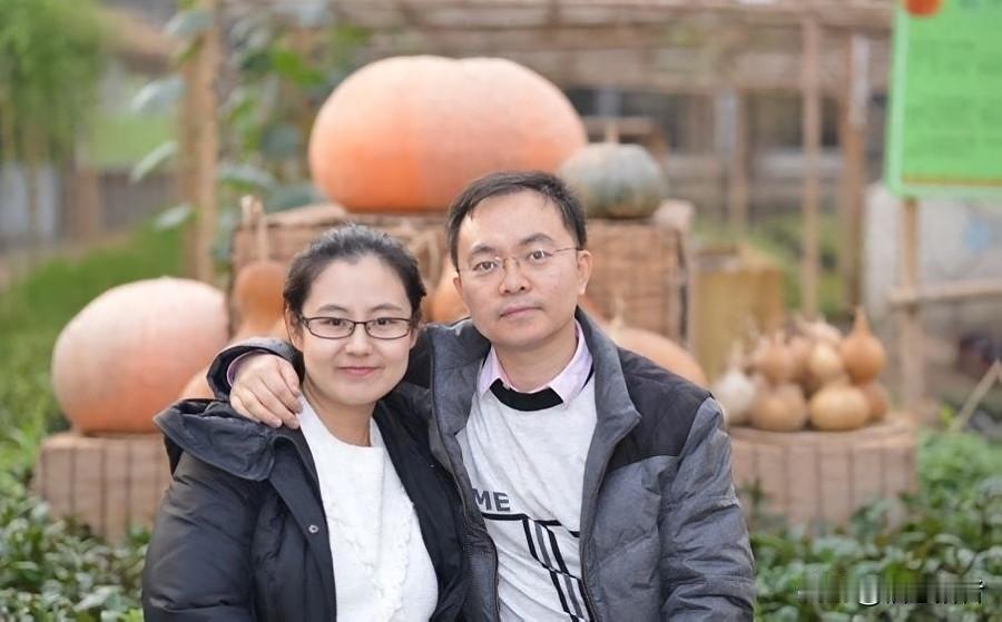 蔡磊患渐冻症六年，如今连话都说不了，还总流口水，每周只能见儿子一次。他行动要三位