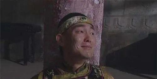 1727年，雍正派人将自己的三儿子弘时带到一间密室，他狠狠地对着弘时说道