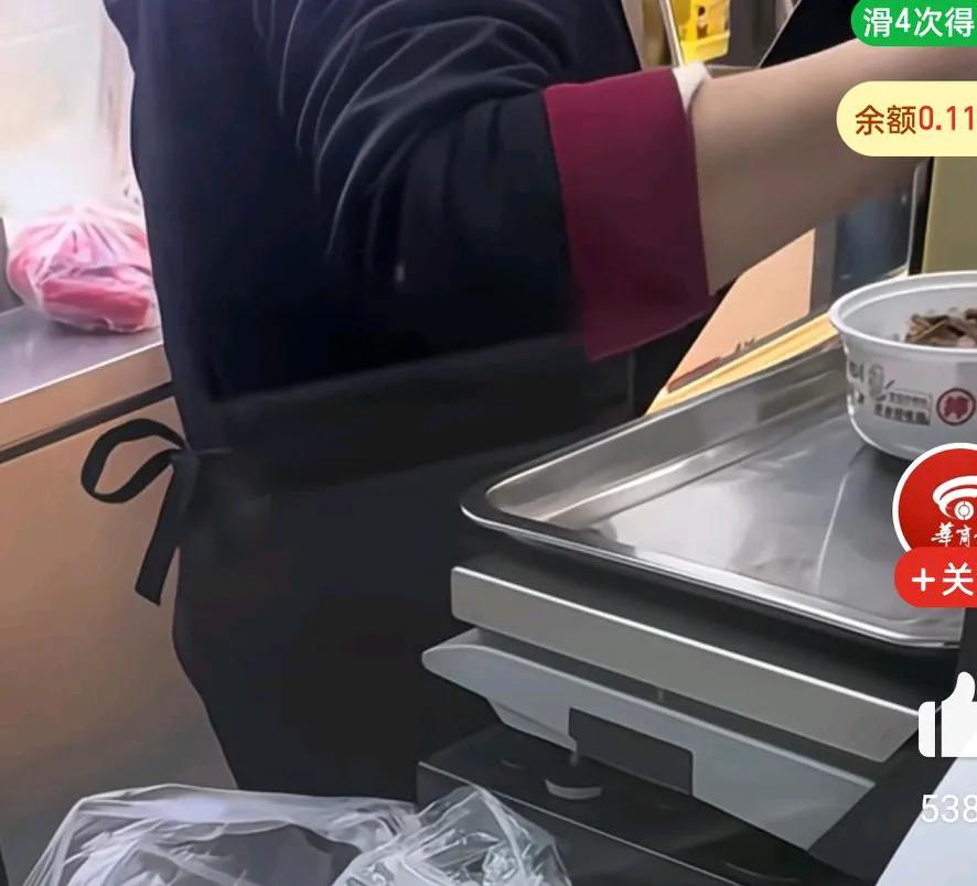 男子说，在紫燕百味鸡买牛肉，称好打包时被店员偷偷拿走牛肉，店员在拿着牛肉盒时，