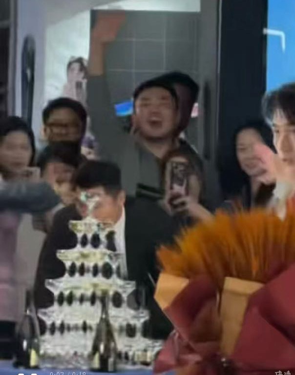 ceo没放进去，主持人吉良先生也……（最后进去了[捂脸哭]）但这个距离和现场毛毛一