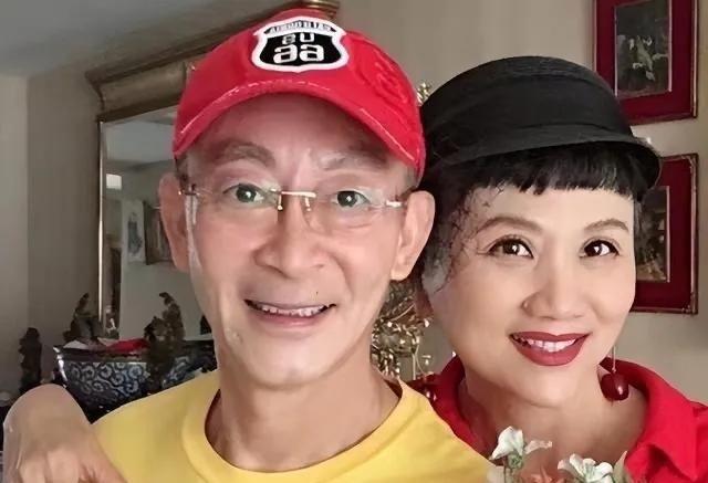 1995年，六小龄童的妻子因生不出儿子，主动提离婚。没想到丈夫3句话就让她瞬间泪