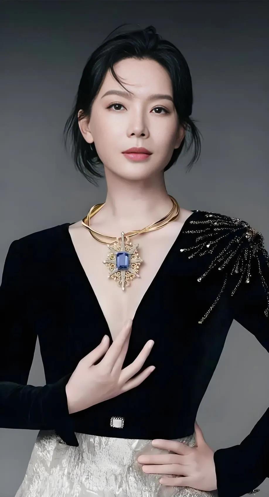 陈数真的把黑色穿明白了！不花里胡哨，就靠剪裁和配饰，高级感直接拉满。中年女人