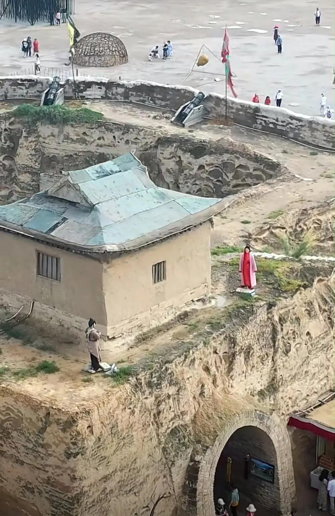 周星驰这一部电影改变了一座古城，如今的场景遍地都是紫霞，只是世间再无至尊宝！