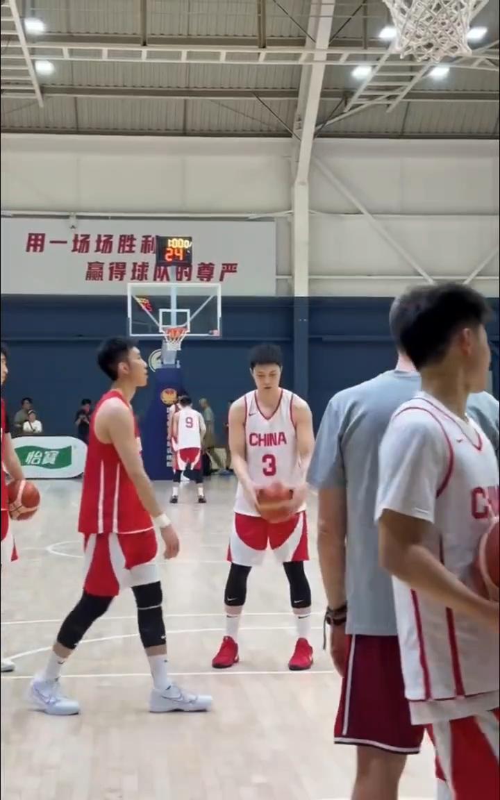 中国男篮弱点在哪里?我终于知道中国男篮为什么长时间集训，而效果不佳了！你想想，一