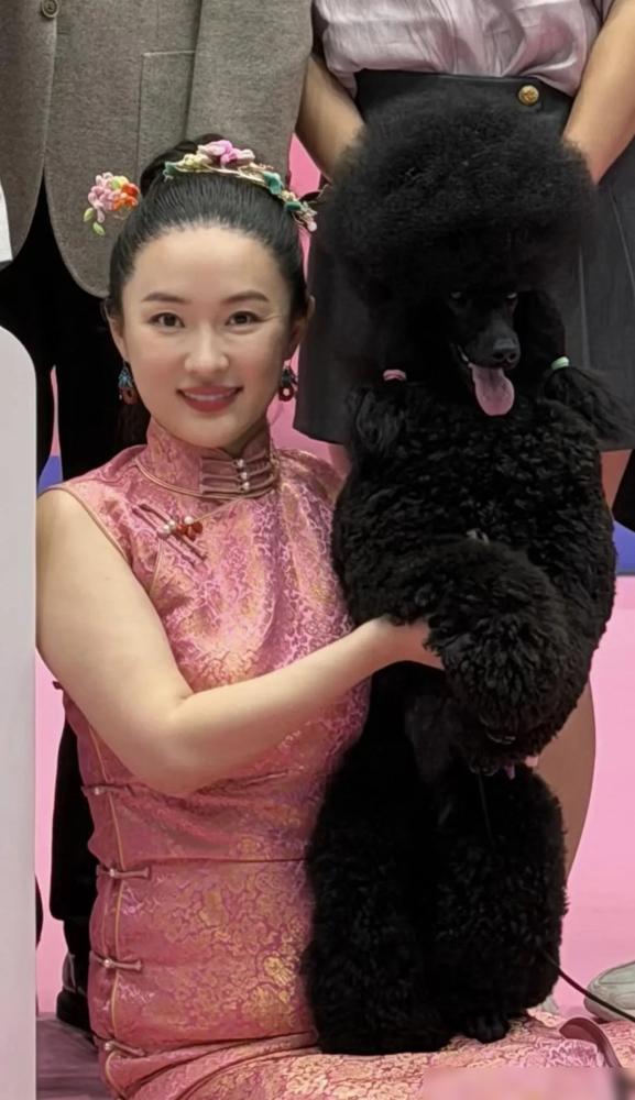 别盯着霍思燕那条拿尺子画出来的发际线看了。你以为那是审美滑坡？我告诉你，那是