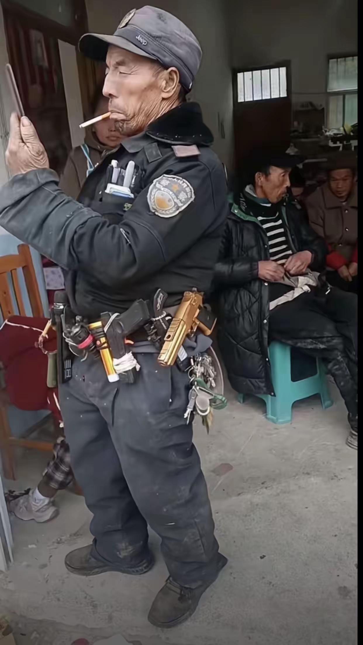 大爷年轻的时候肯定有个警察梦👮🏻蹉跎半身，最后只能够在村里实现，看看大爷这