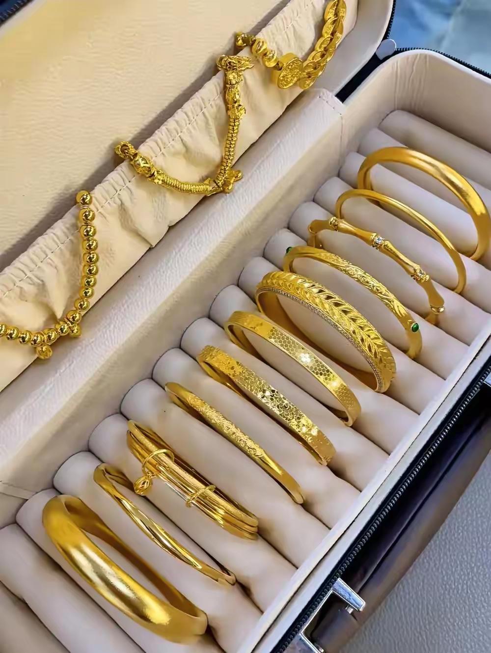 现在金店挤满抢金的人不是金价跌到谷底不是黄金突然升值不是商家良心大放送而
