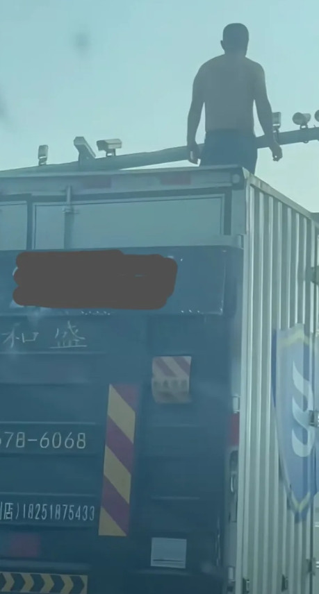 遇到狠人啦！昨天扬州市区的江阳西路万达广场附近路段，一辆电动自行车和一辆箱式货车