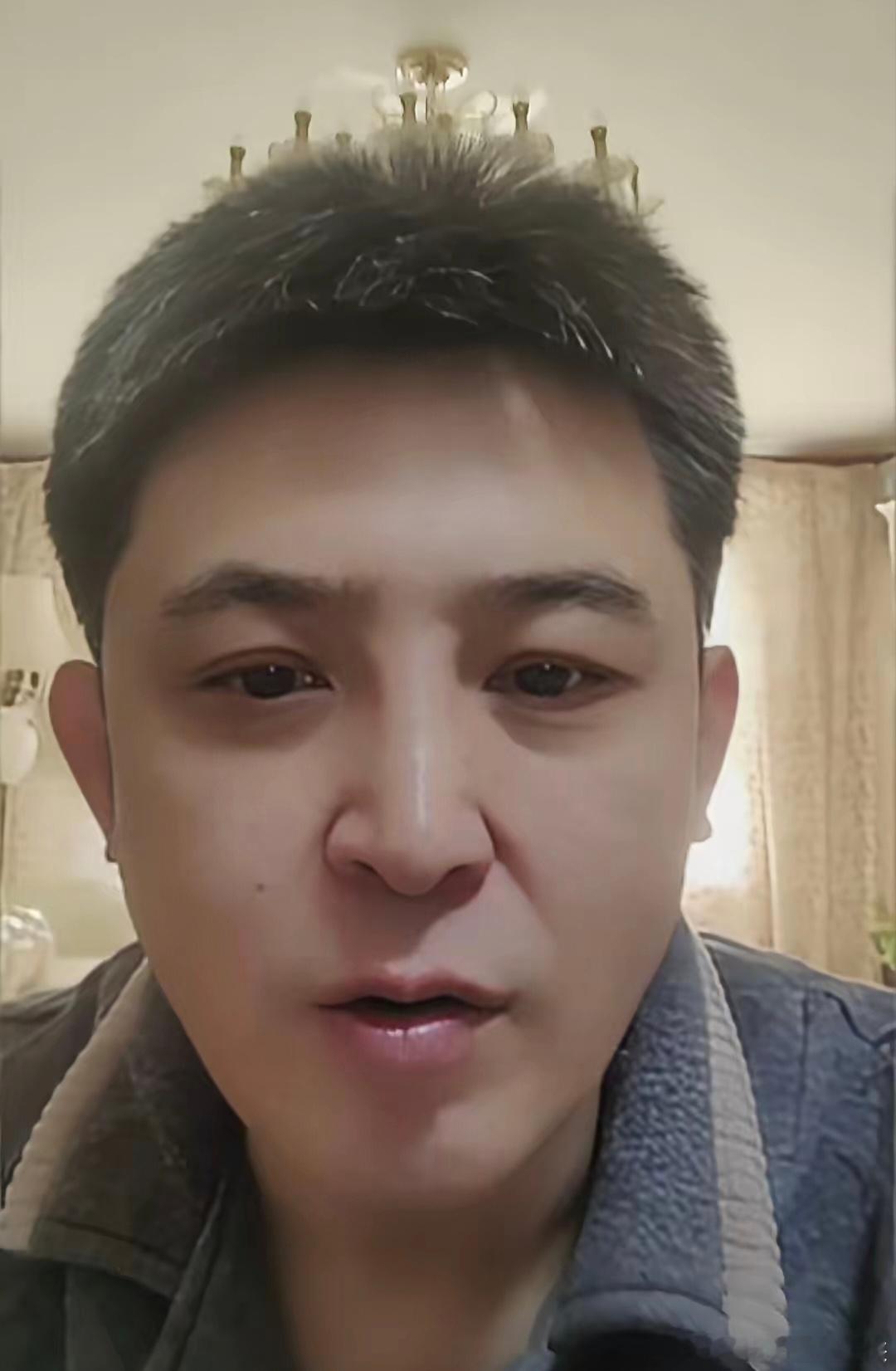 演员孙涛聊天，老多人发弹幕说让他给闫学晶捐点。孙涛说:“做人厚道点，别老给人扣帽