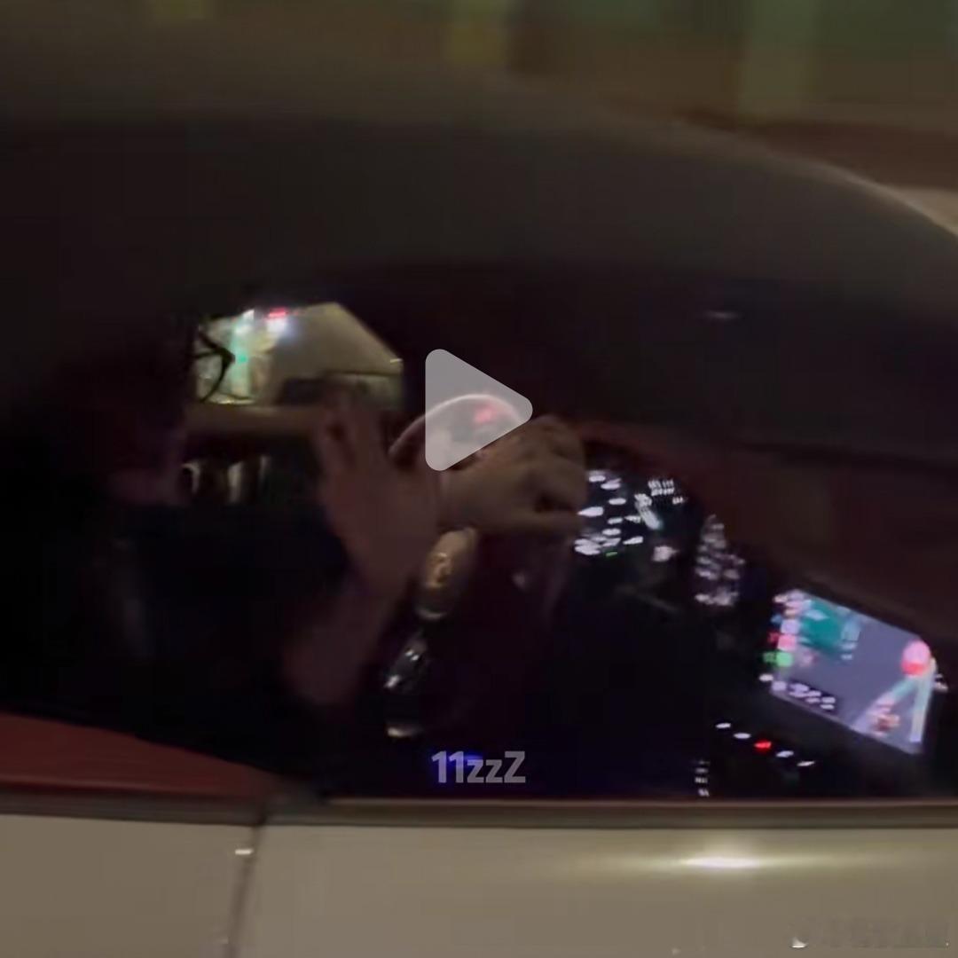 保时捷车主当交警面威胁，说要让人家"干不成"，结果呢？🔹事情很简单：这位大哥