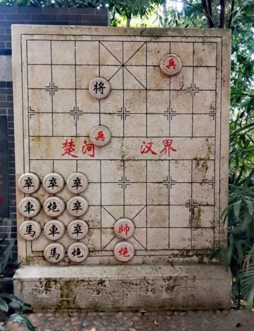 崩溃！这棋局也太反人类了在白云山看到这个象棋残局，我自信满满上手一试，结果