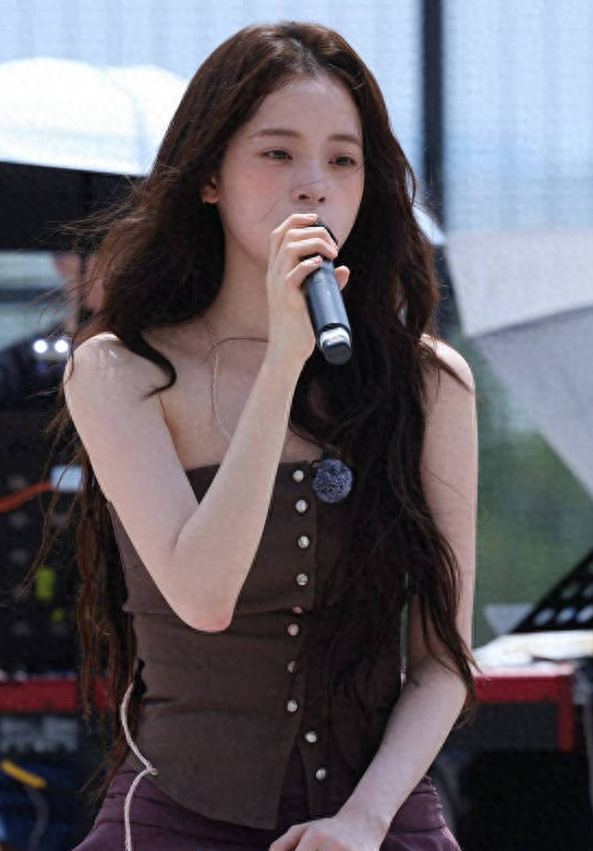 欧阳娜娜唱歌美照曝光抹胸裙配大波浪明艳动人