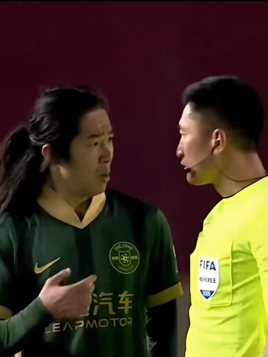 李提香硬杠马宁，够爷们儿。比赛第79分钟，马宁响哨，判李提香犯规，出示黄牌。