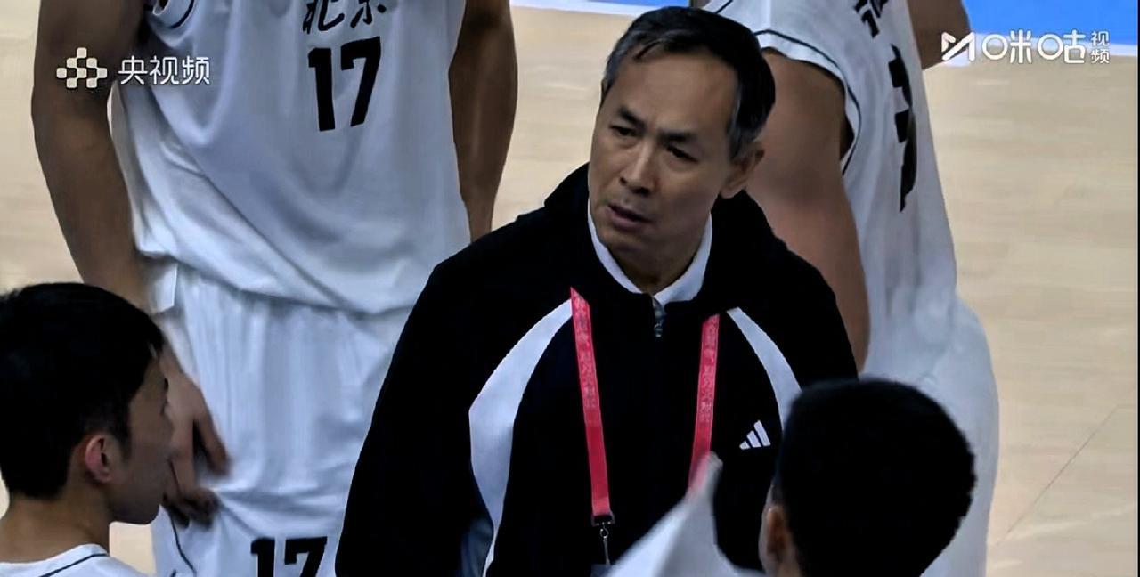 辽宁籍主教练许利民很生气！暂停痛批全队自由散漫，被家乡子弟兵球队辽宁轻松反超！全