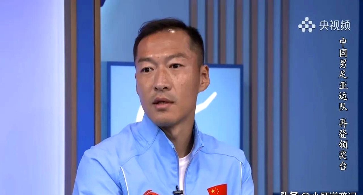 经历过亚洲杯两平一负出局的漫天批评，逐渐淡出成年国家队的吴曦，在亚运会赛后被问最想感谢谁时，答案出人