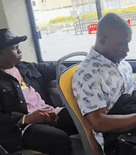 小伙在广州上了一辆公交车，结果上去之后直接傻眼：车上座位几乎坐满了，但却看不到一