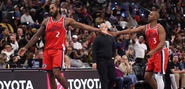 快船更衣室炸了？保罗一句建议惹大祸，范甘迪当众翻脸！话说那场快船打独行侠的比