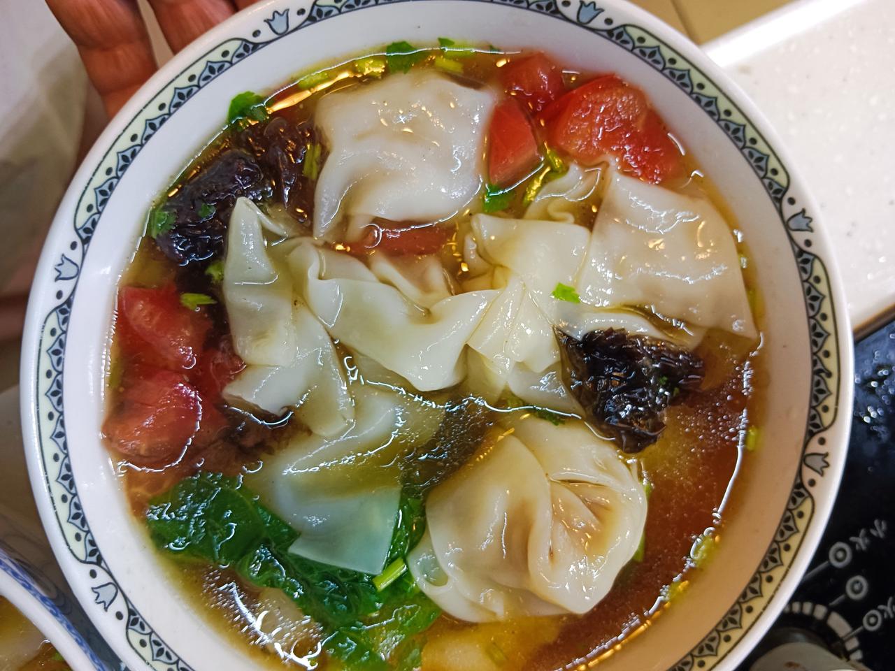 下午包了些馄饨，特意早早煮好一碗，给住在养老院的表哥送去。鲜香的肉馅，美味的