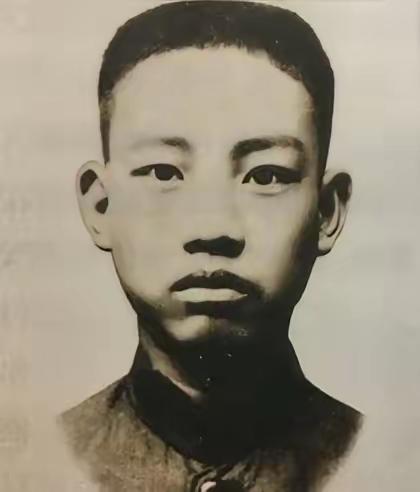 1930年9月，南京雨花台。天色微明，刑场上传来一阵凌乱的脚步声。一个少年被两