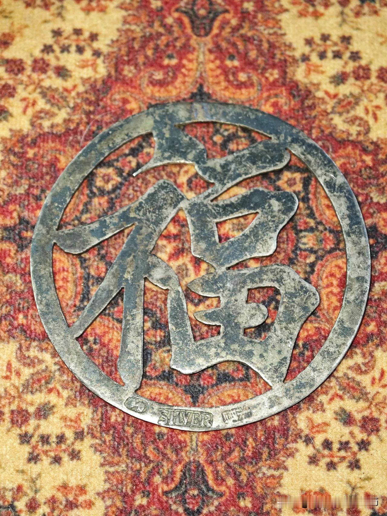 今天一家之王的车出故障，开车送她上班，一屁股坐下去她办公室，万万没有想到，在桌面